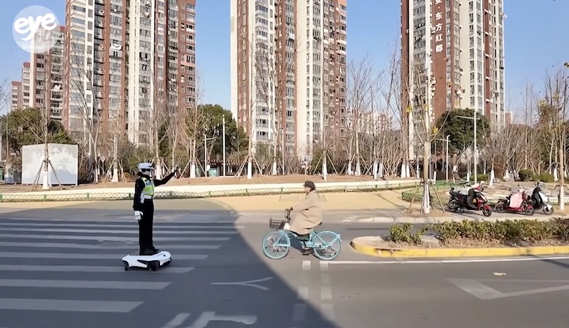 Kineski Robokap: Humanoidni saobraćajac menja psihologiju vozača